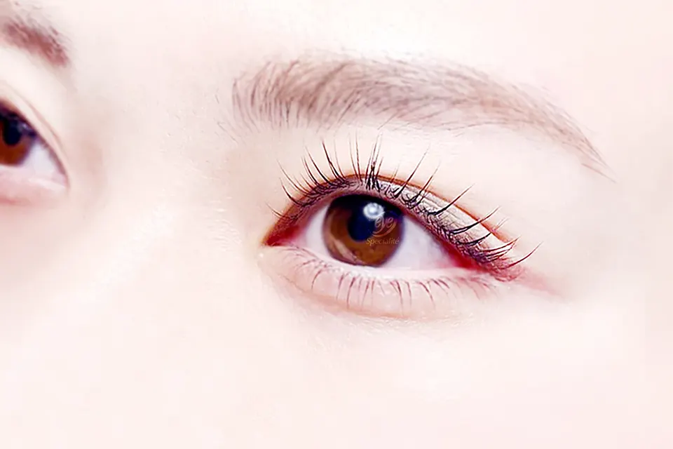 まつ毛パーマ施術風景の写真