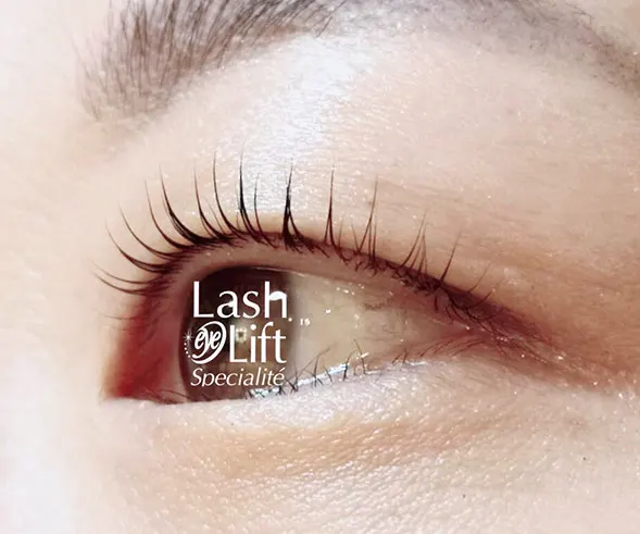 根元の立ち上がりから直線的にまつ毛を長く見せるラッシュリフト