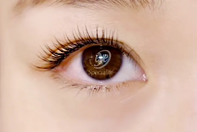 ブライダルまつげエクステをご希望いただきましたので、華やかに片目40本（両目80本）で仕上げさせていただきました。