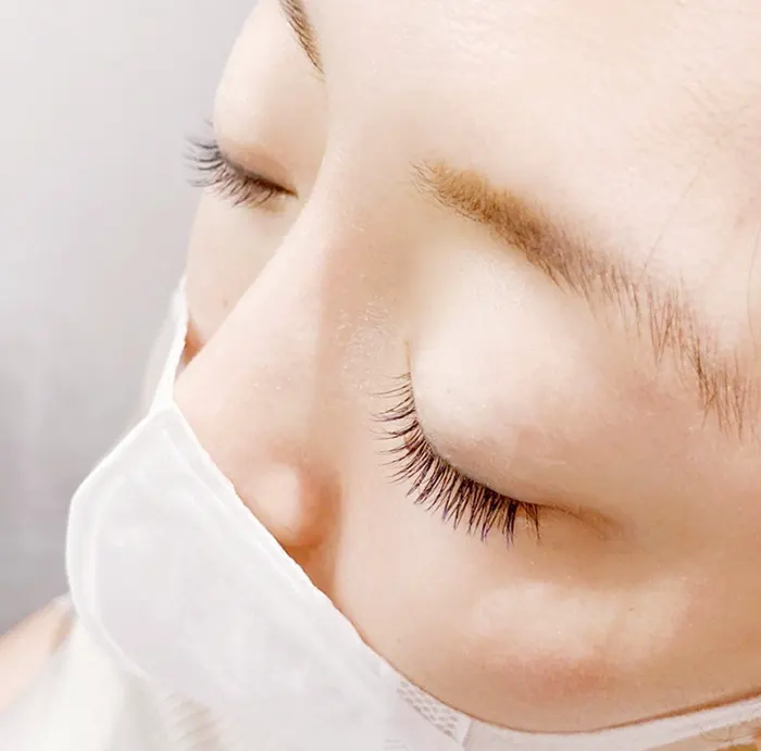 ネイビー色のエクステンションです。ネイビーは黒よりも抜け感が出て、オシャレな印象に。また、肌色を白くキレイに見せてくれる効果も。外で見るとさらにカラーが鮮明になるので屋内と屋外でまた違った印象になります♪